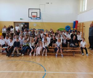 Uczniowie i rodzice na uroczystości zakończenia roku szkolnego