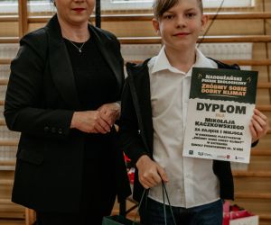 Pani A. Kusiak - Radna Sejmiku Województwa Lubelskiego, z ramienia Stowarzyszenia Samorządów Euroregion „Bug” wręcza uczniowi nagrody za udział w konkursie plastycznym