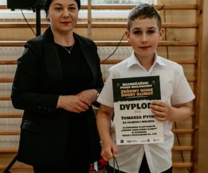 Pani A. Kusiak - Radna Sejmiku Województwa Lubelskiego, z ramienia Stowarzyszenia Samorządów Euroregion „Bug” wręcza uczniowi nagrody za udział w konkursie plastycznym