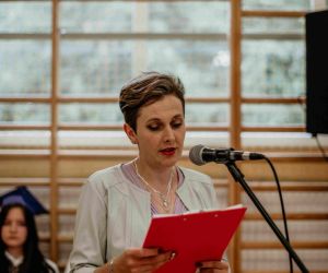 Przewodnicząca Rady Rodziców stoi przy mikrofonie