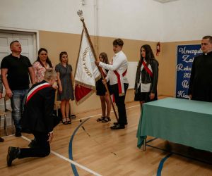 Przekazanie sztandaru  szkoły młodszemu koledze