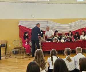 Wręczenie podziękowań panu Robertowi Kryszczukowi przez przedstawicieli władz gminy.