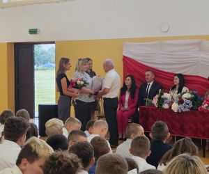  Rodzice wręczają kwiaty dyrektorowi Robertowi Kryszczukowi jako wyraz podziękowania za lata pracy w szkole.