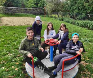 Dwie dziewczynki i trzech chłopców na karuzeli