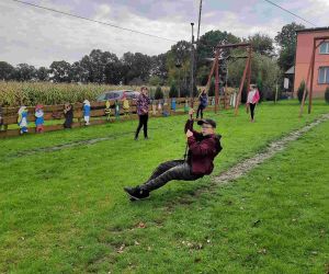 Chłopiec zjeżdża po linie