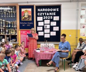 Pani bibliotekarka odczytuje list Prezydenta RP