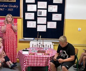 Uczeń czyta poezję J. Kochanowskiego