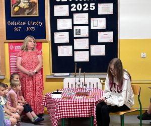 Uczennica czyta poezję J. Kochanowskiego