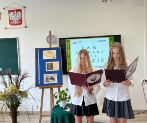 Dwie uczennice otwierają zapowiadają utwory czytane podczas akcji