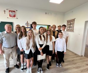 Pamiątkowe zdjęcie grupowe wszystkich uczestników Narodowego Czytania w szkole