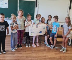 Uczniowie klasy drugiej prezentują swój plakat