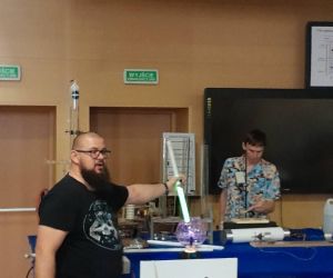 Prowadzący prezentuje występowanie elektryczności w szklanej kuli