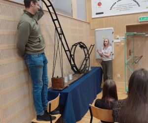 Prowadzący prezentują zjawisko fizyczne z użyciem modelu auta i kolejki górskiej