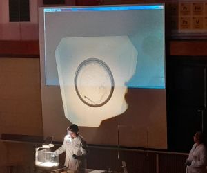 Prowadzący prezentuje na ekranie obraz preparatu mikroskopowego