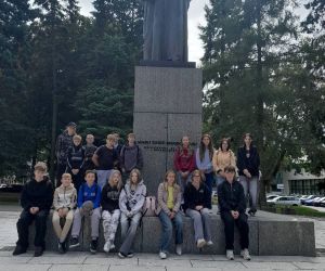 Uczestnicy wycieczki z opiekunami przy pomniku Marii Curie-Skłodowskiej