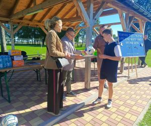 Dyrektor szkoły w Czerniczynie i Sekretarz Gminy Hrubieszów wręczają uczniowi dyplom i nagrodę