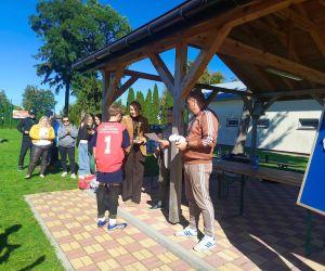 Dyrektor szkoły w Czerniczynie i Sekretarz Gminy Hrubieszów wręczają uczniowi dyplom i nagrodę