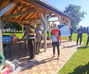 Dyrektor szkoły w Czerniczynie i Sekretarz Gminy Hrubieszów wręczają uczniowi dyplom i nagrodę