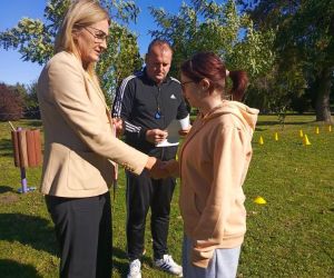Dyrektor szkoły, nauczyciel wychowania fizycznego i uczennica klasy siódmej, zdobywczyni drugiego miejsca
