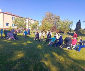 Uczniowie podczas przeciągania liny