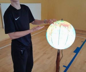 Uczeń klasy ósmej przy globusie