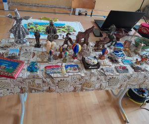 Pamiątki z Turcji na stoliku