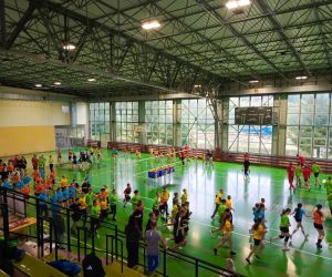 Uczniowie biegają dookoła boiska w trakcie rozgrzewki