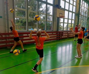 Trzy uczennice ćwiczą odbijanie piłek