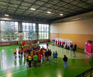 Młodzież zebrana przed prowadzącymi zajęcia