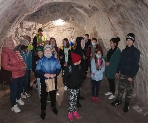 Grupa uczniów z opiekunami w podziemiach kredowych.