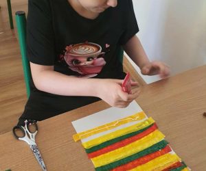 Dziewczynka tworzy pracę 