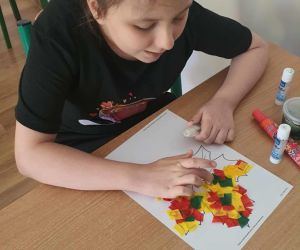 Dziewczynka podczas pracy