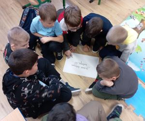 dzieci rozwiązują zadanie