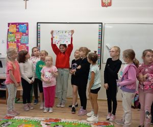 dzieci podczas zabawy