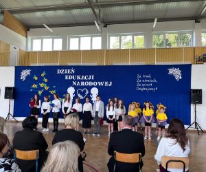 Uczniowie recytują wiersze i śpiewają piosenki