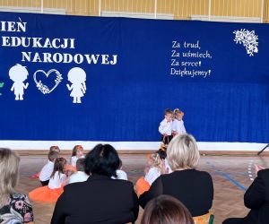 Przedszkolaki tańczą do jesiennej piosenki