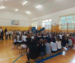 Widownia - nauczyciele, uczniowie i ich rodzice oglądają występ uczniów