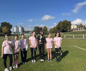 zdjęcie grupowe naszych dziewcząt z pucharem