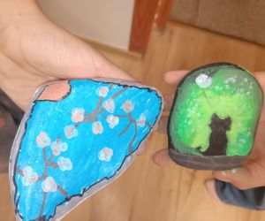 kamienie pomalowane przez dzieci