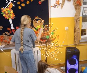 uczennice ozdabiają drzewko