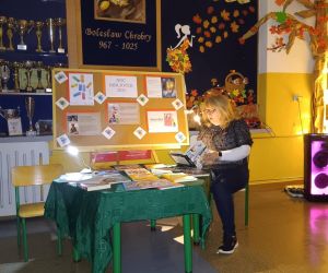 Nauczycielka czyta książki