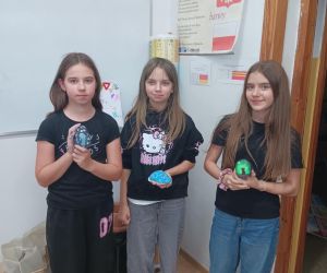 uczennice trzymają pomalowane kamienie