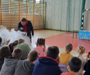 Prowadząca podchodzi do uczniów  i prezentuje doświadczenie z ciekłym azotem