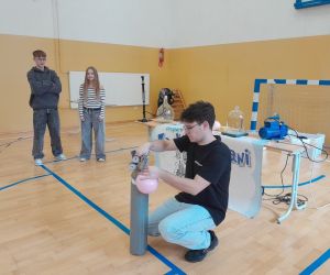 Prowadzący napełnia balonik gazem z butli