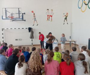 uczniowie biorą udział w eksperymentach