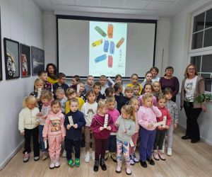 Grupa dzieci z oddziału przedszkolnego i klas I–III podczas zajęć w Bibliotece Pedagogicznej w Hrubieszowie.