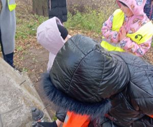 Uczestnicy zapalają znicze