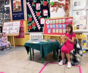 Uczennica czyta bajkę