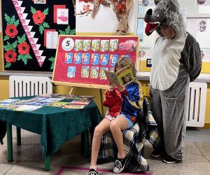 Uczennica czyta bajkę