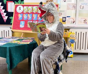 Nauczycielka w stroju wilka czyta bajkę